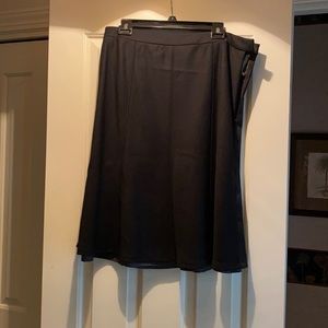 Beautifully tailored, gored skirt!